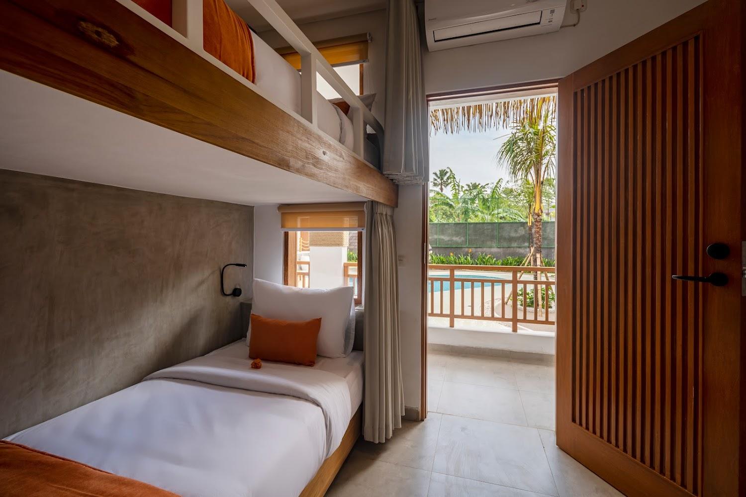 Cover Image for Roomates - Hostel & Surf Camp Canggu (3min to Batu Bolong Beach)