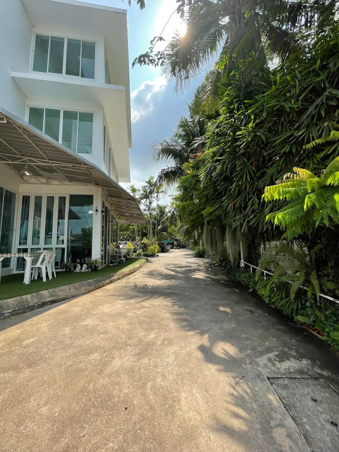 Cover Image for Chicken House Apartment
