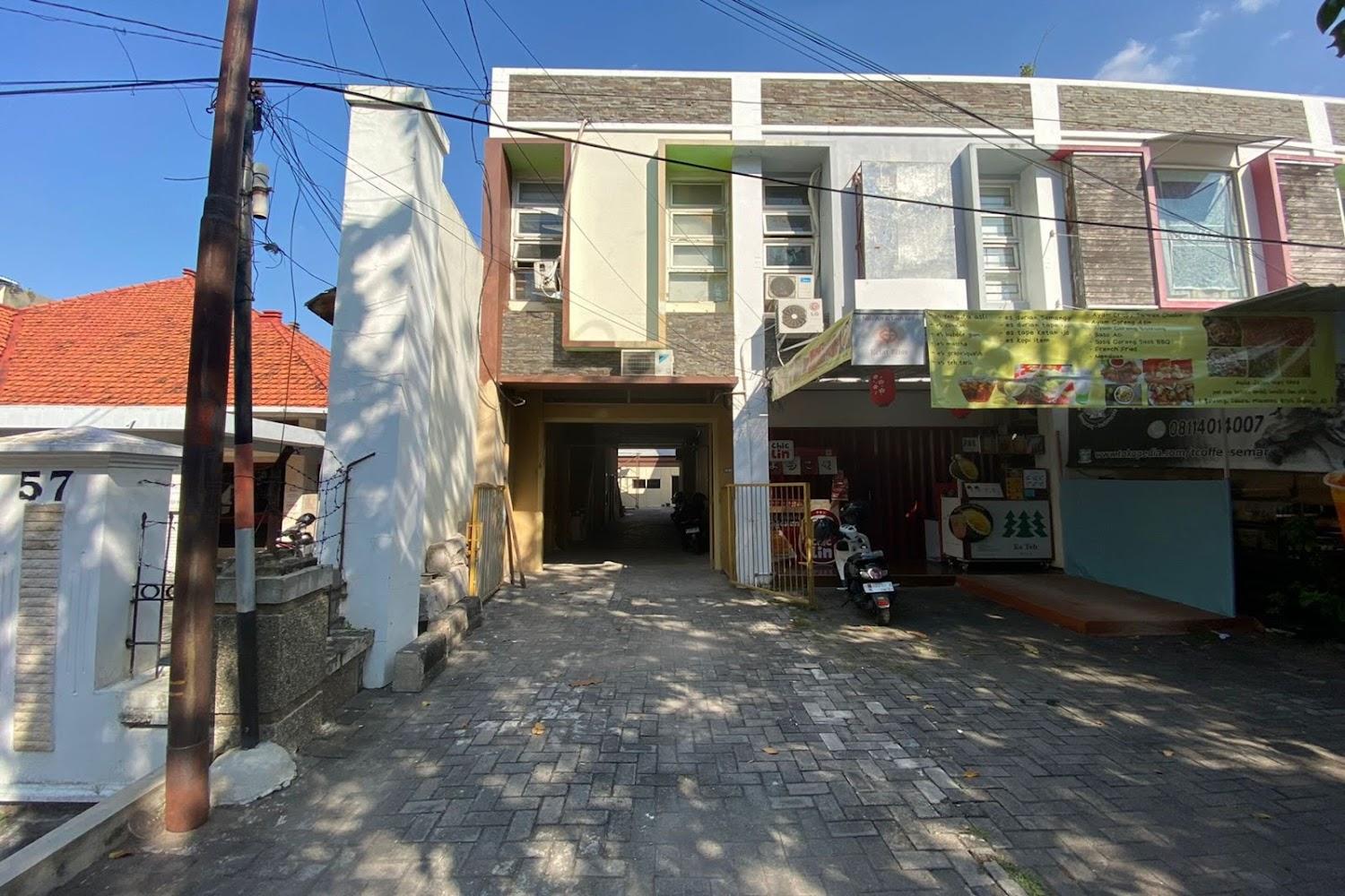 Cover Image for OYO 94073 Sweet Home Residence Simpang Lima