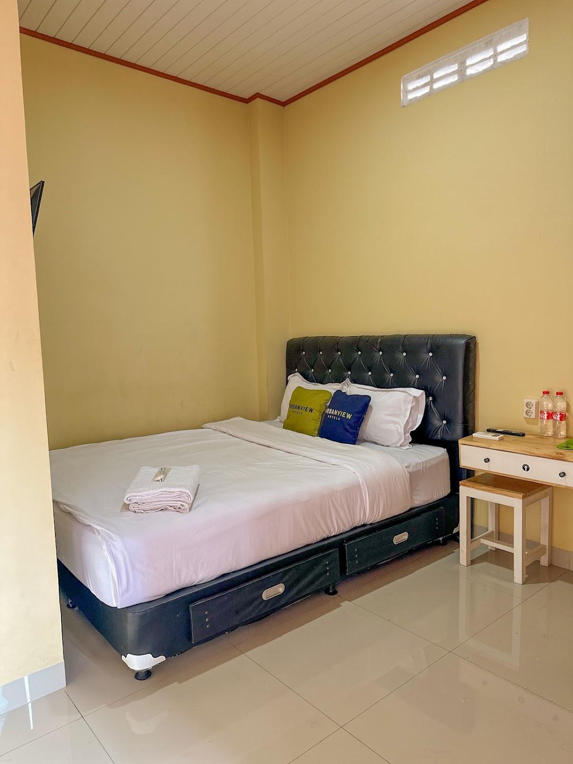 Cover Image for Urbanview Hotel Telu Wolu Monjali by RedDoorz