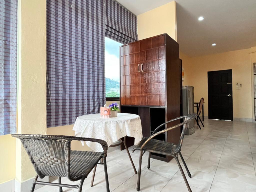 Cover Image for Happy Holidays Hotel