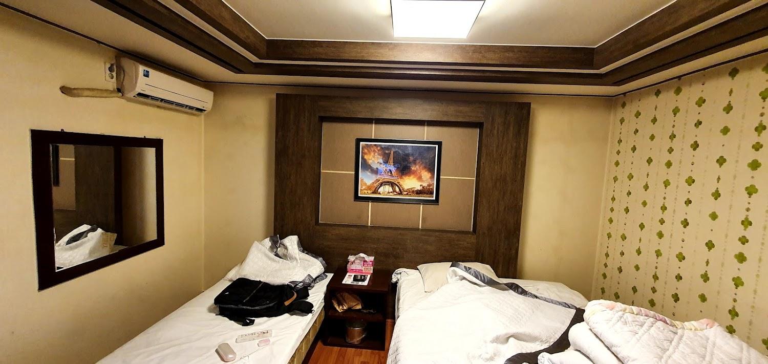 Cover Image for Charmant Motel