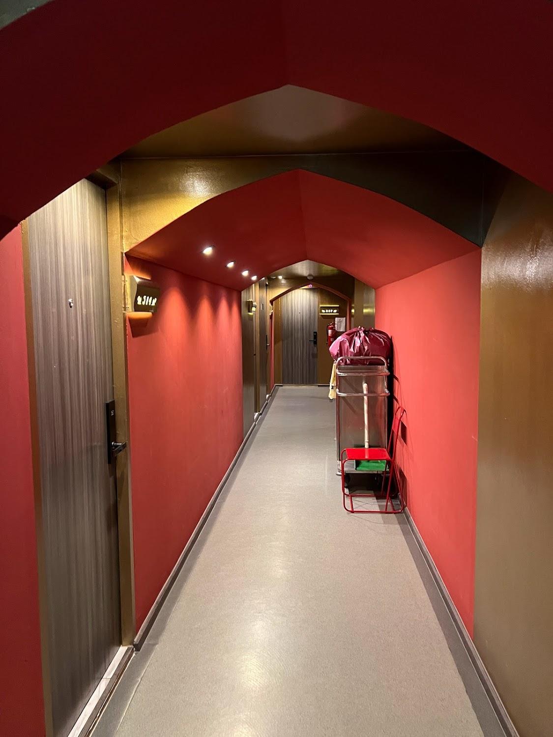 Cover Image for 4 Monkeys, The Amused Hotel