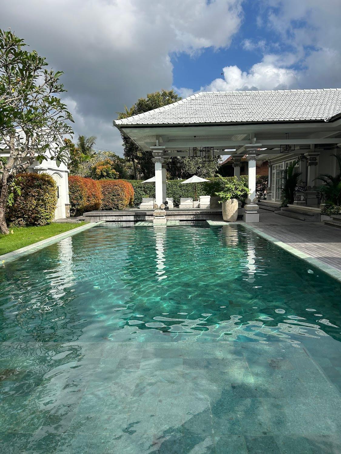 Cover Image for Villa Symphony White