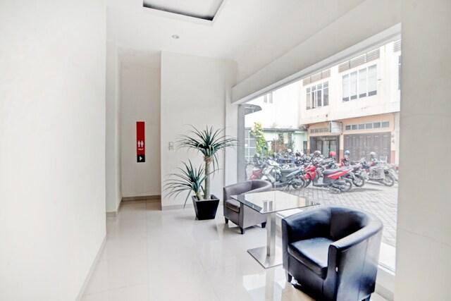 Cover Image for OYO 3051 Stm Suite Near Amplas Bus Terminal