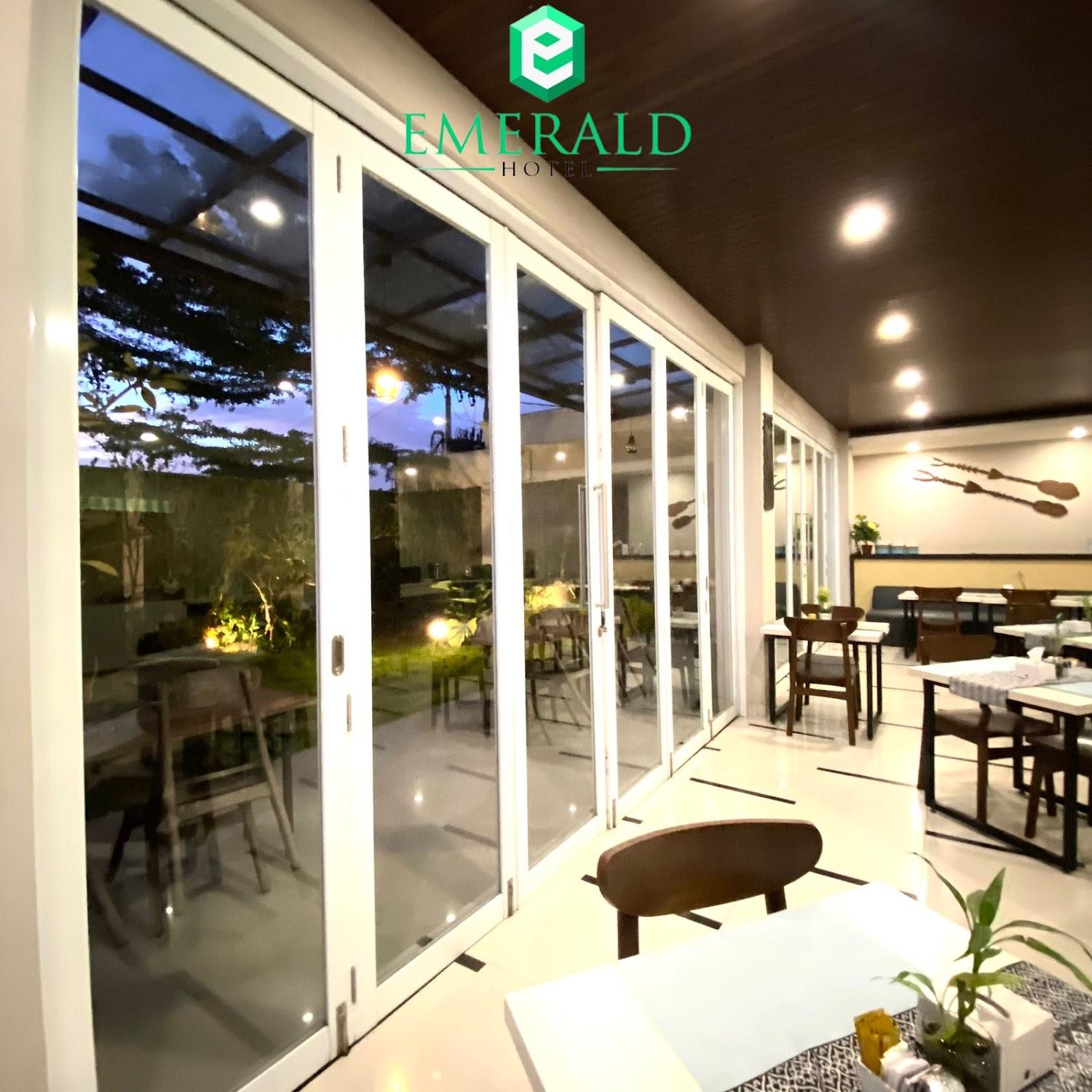 Cover Image for Emerald Hotel