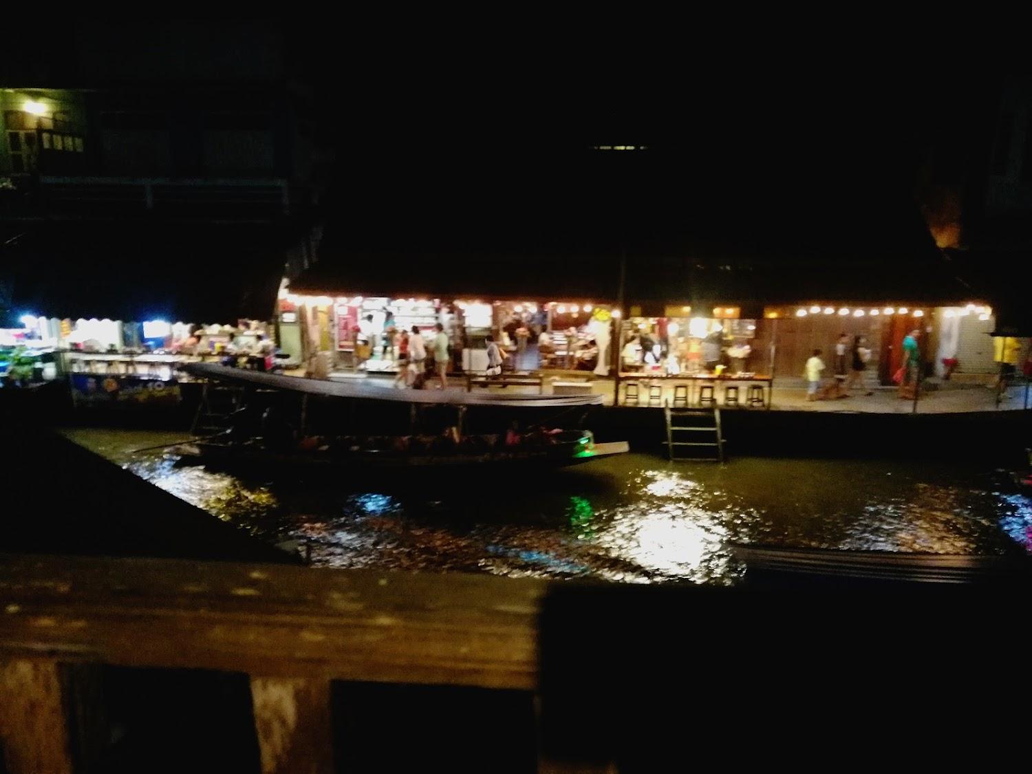 Cover Image for เรือนคุณยายเชื้อ โฮมสเตย์