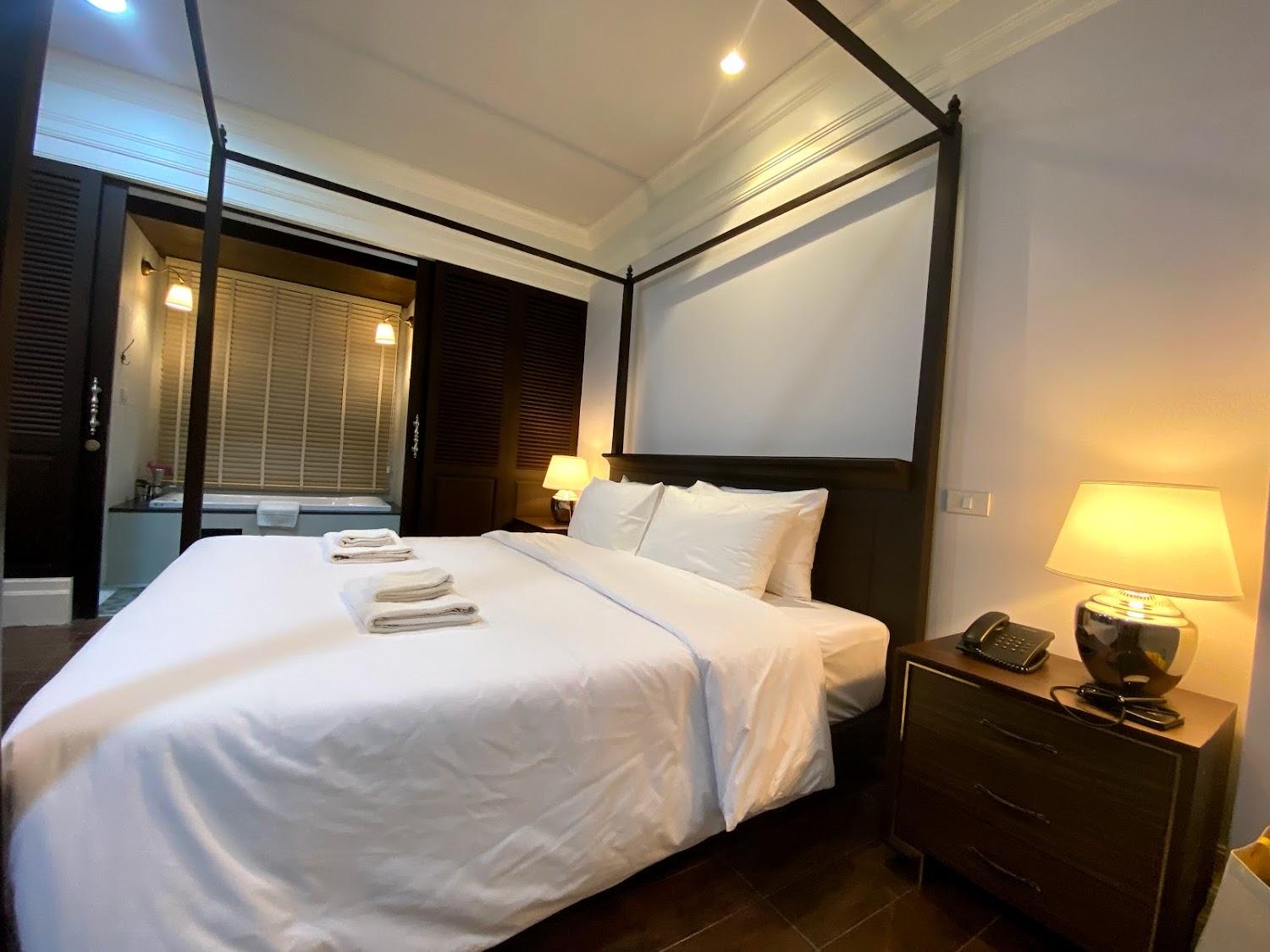 Cover Image for Nana Charoenmuang Hotel