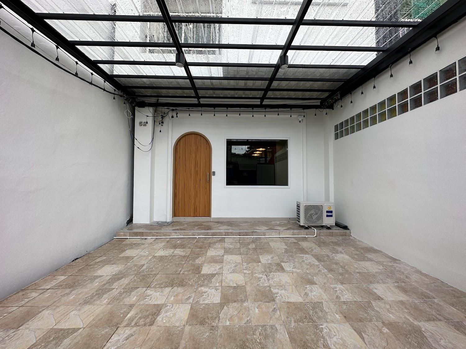 Cover Image for De Blue Door Hatyai