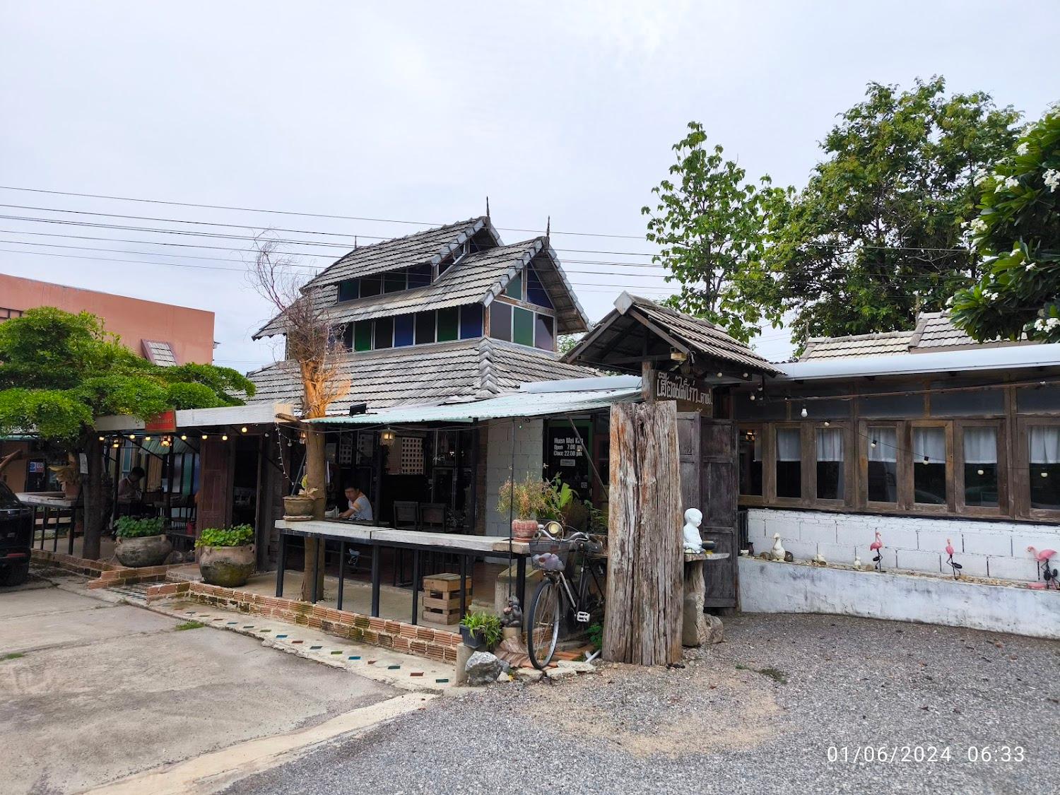 Cover Image for โรงแรมเฮือนแม่เมาะ