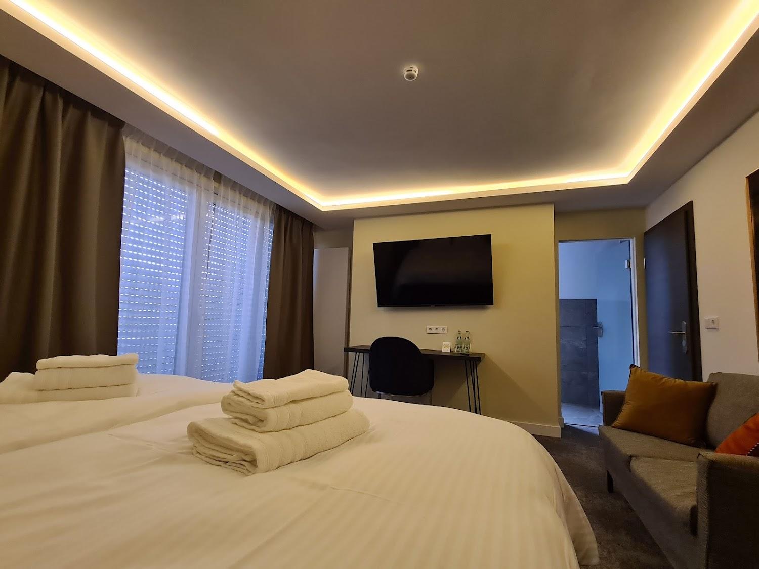 Cover Image for 3 Monkeys Hotel