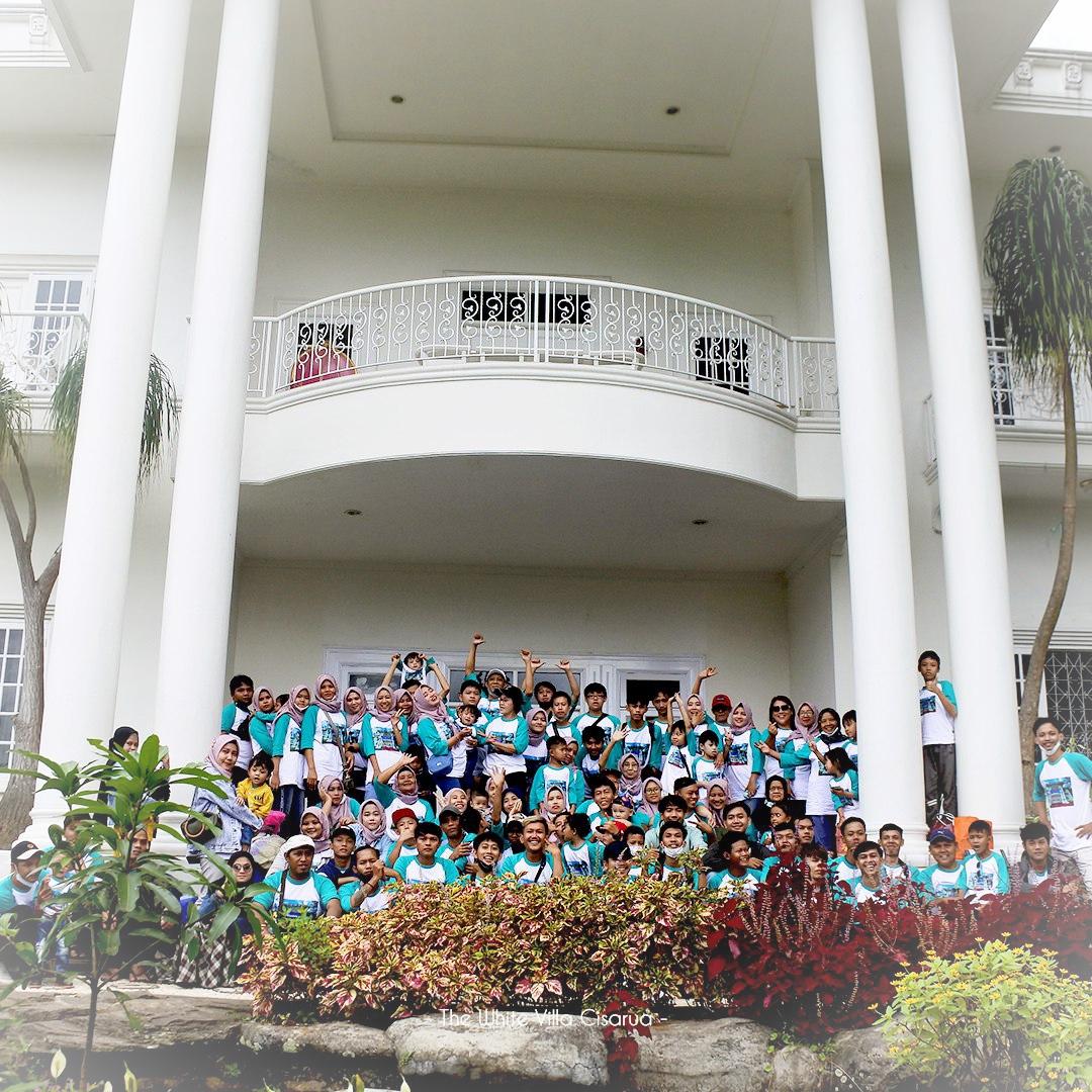 Cover Image for The white villa cisarua