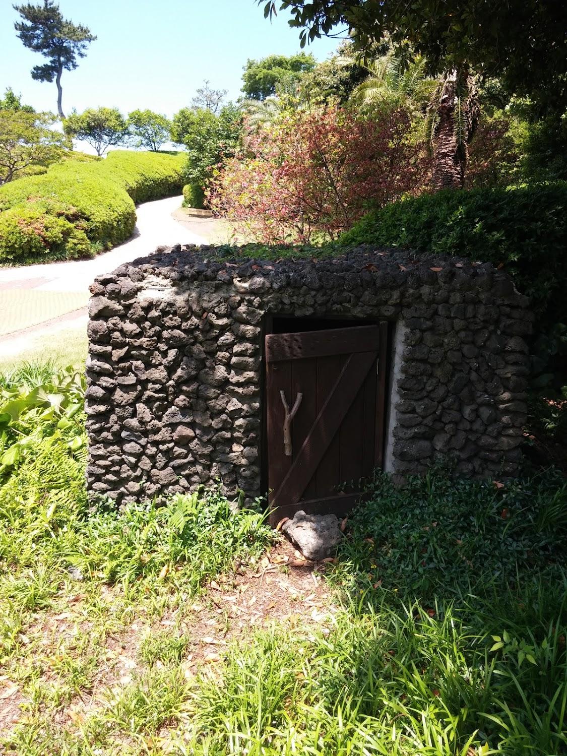 Cover Image for 돌기와토담집