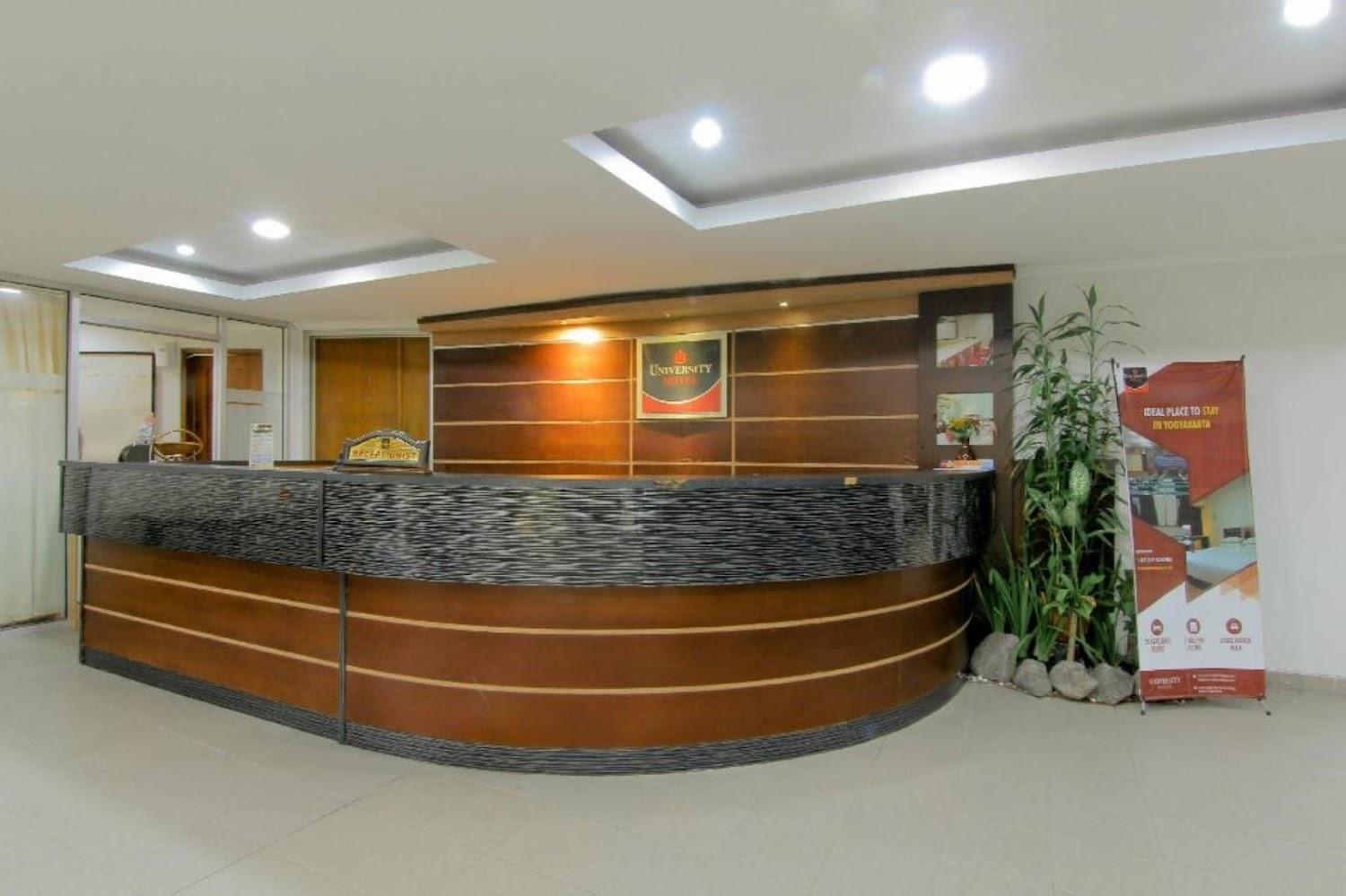 Cover Image for University Hotel