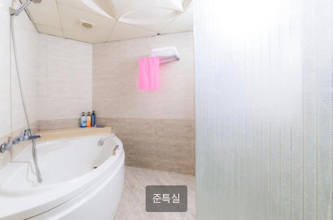 Cover Image for 럭스호텔 (Hotel LUX)