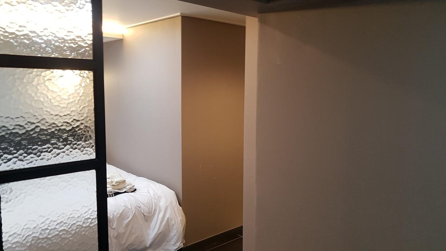Cover Image for HOTEL ON