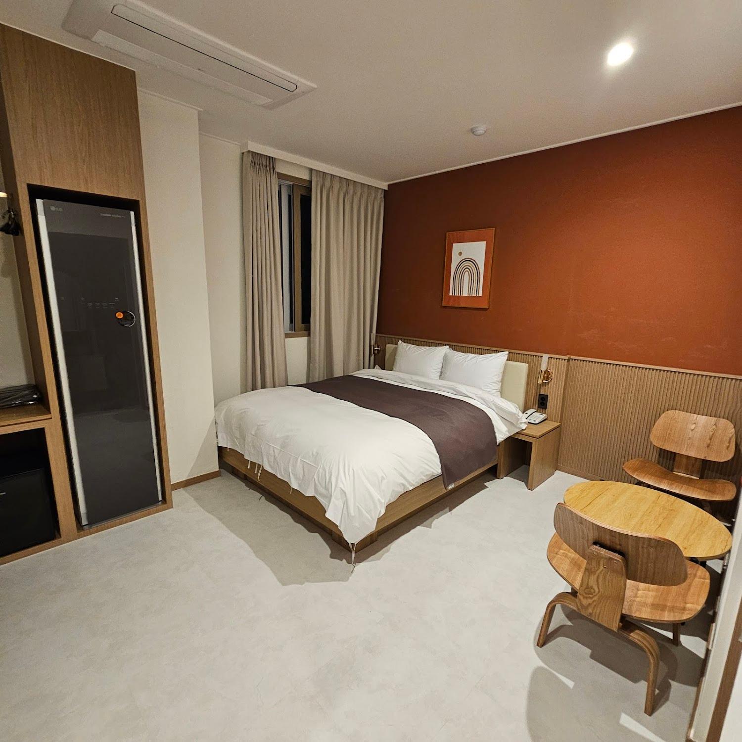 Cover Image for Business Motel