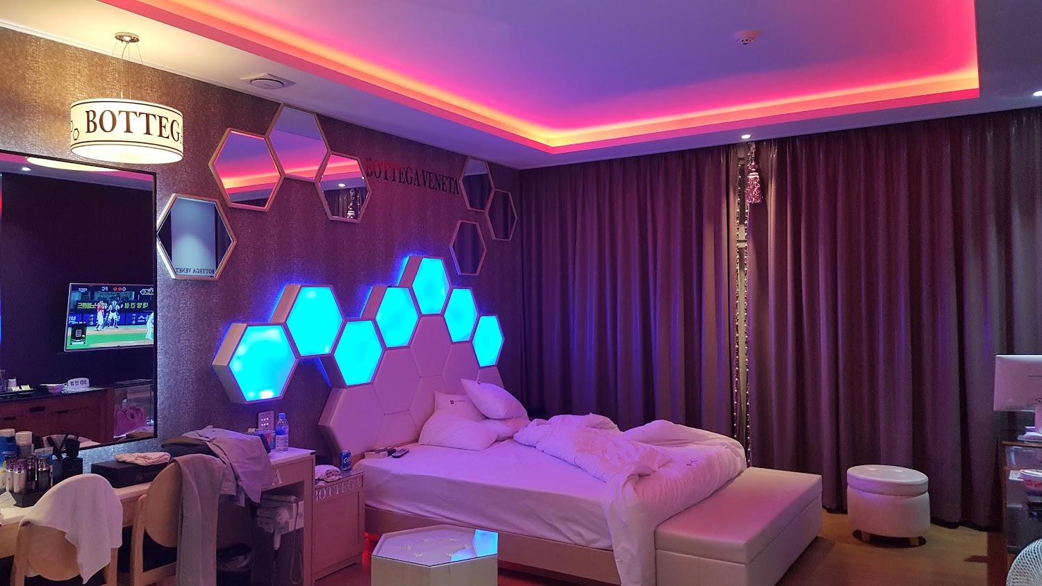Cover Image for Luxury Hotel