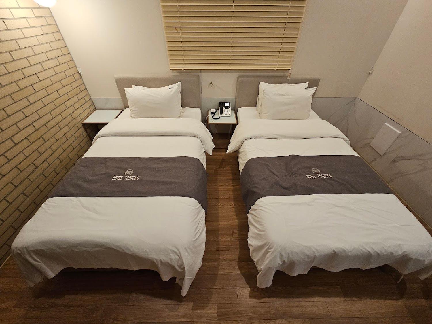 Cover Image for 7 Bricks Hotel