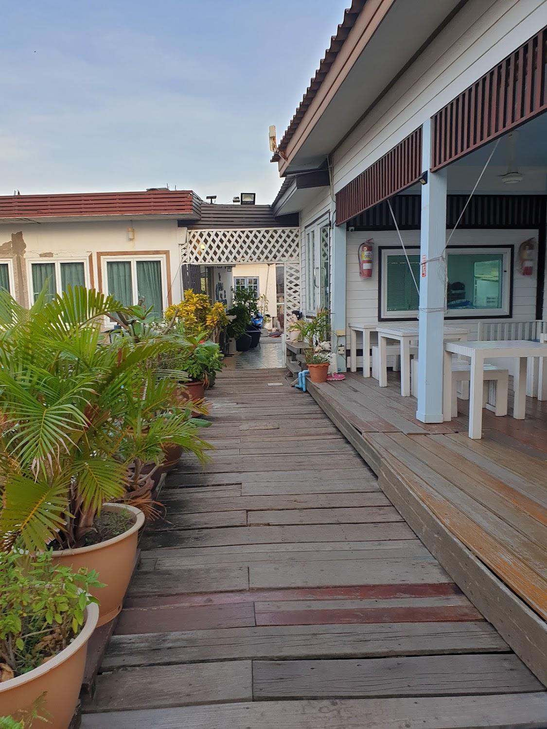 Cover Image for บ้านริมน้ำเกาะล้าน