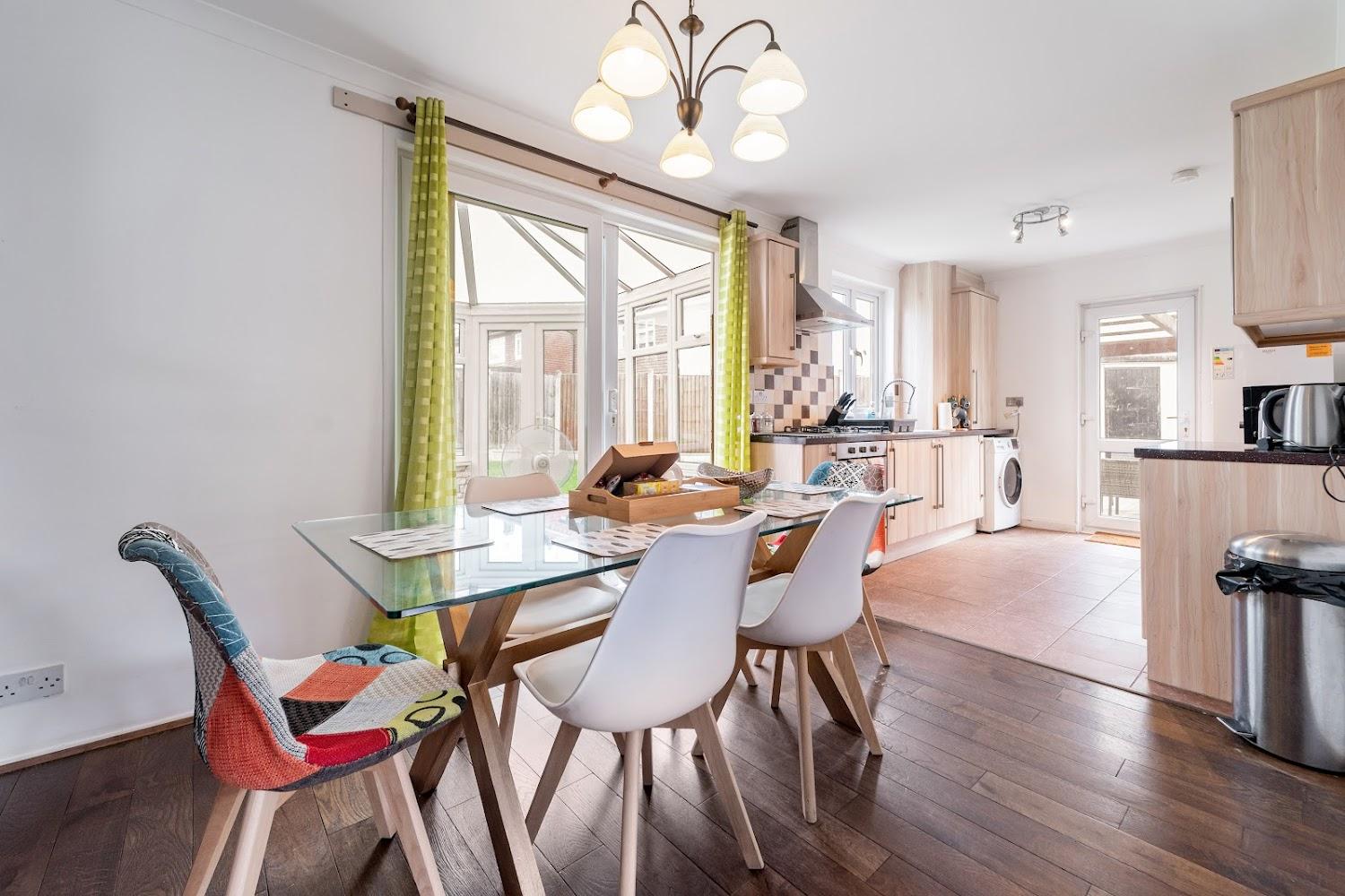 Cover Image for Dwellers Delight Living ltd - Flexi Let, Corporate & Serviced Accommodation Provider- Chigwell