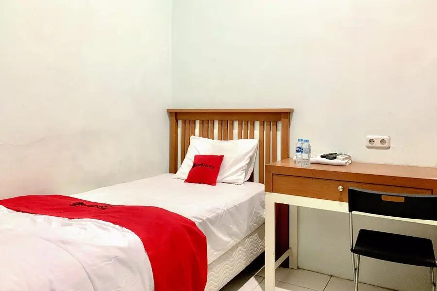 Cover Image for RedDoorz near RS Lira Medika Karawang
