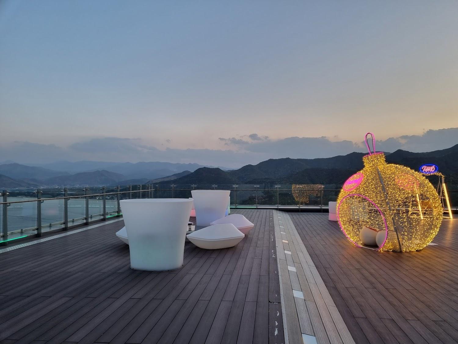 Cover Image for Hotel Tops 10