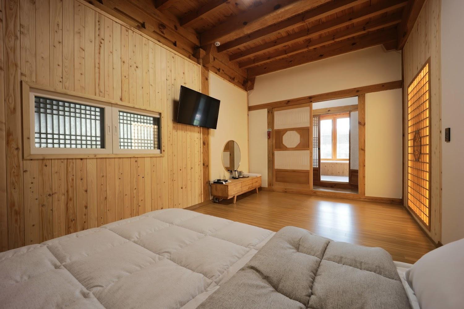 Cover Image for Gangneung Booyoonok Hanok Pension