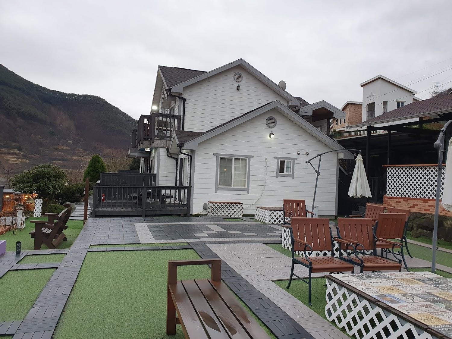 Cover Image for 용용펜션