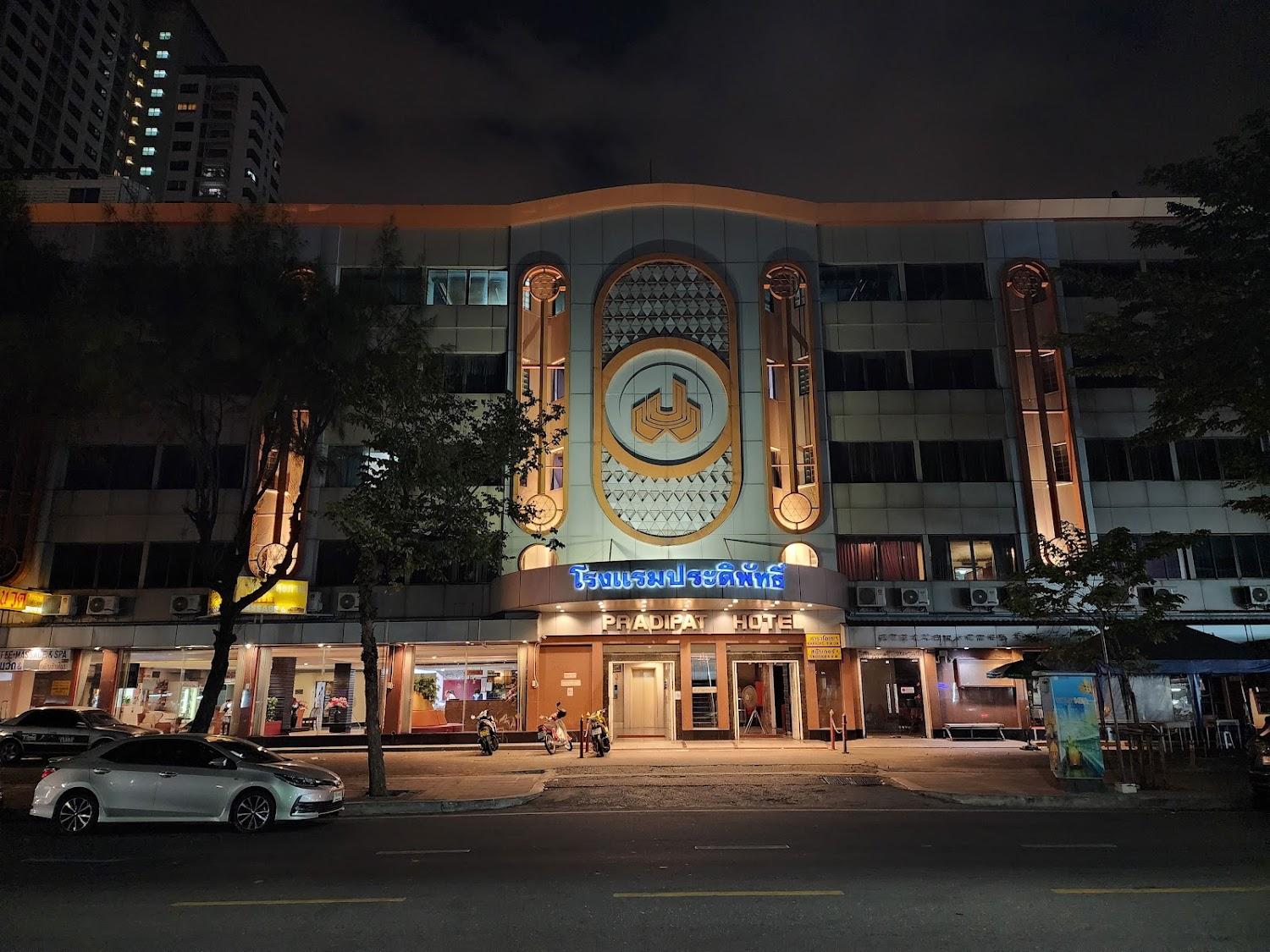 Cover Image for Pradipat Hotel