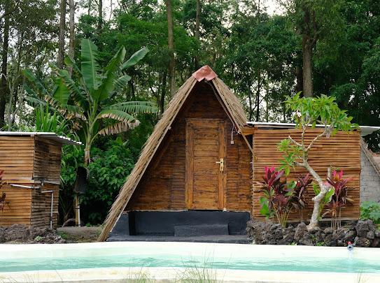 Cover Image for Triangular house and hot spring