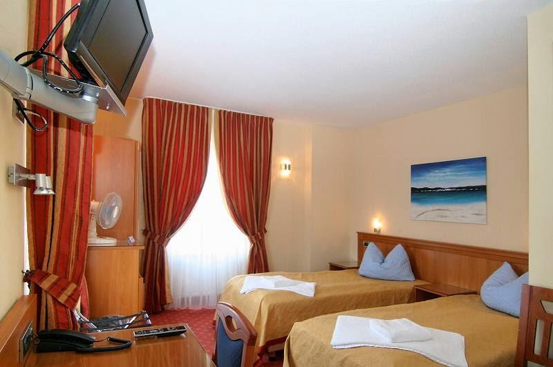 Cover Image for Hotel Axion