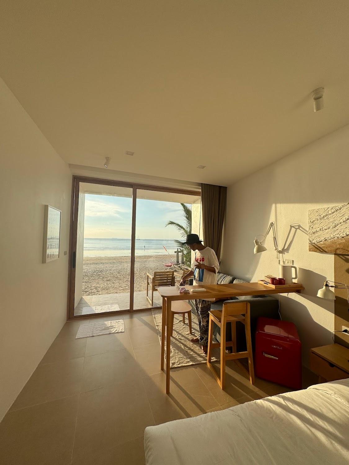 Cover Image for lovelytheroom