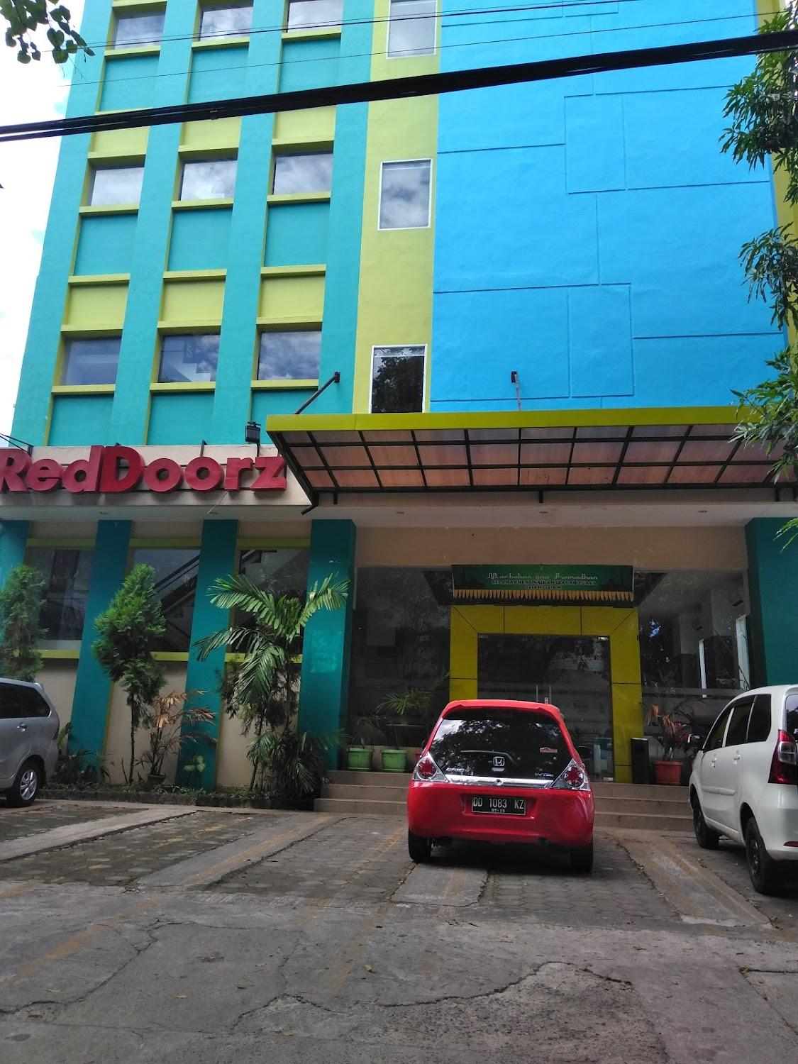 Cover Image for RedDoorz Plus near Pantai Losari