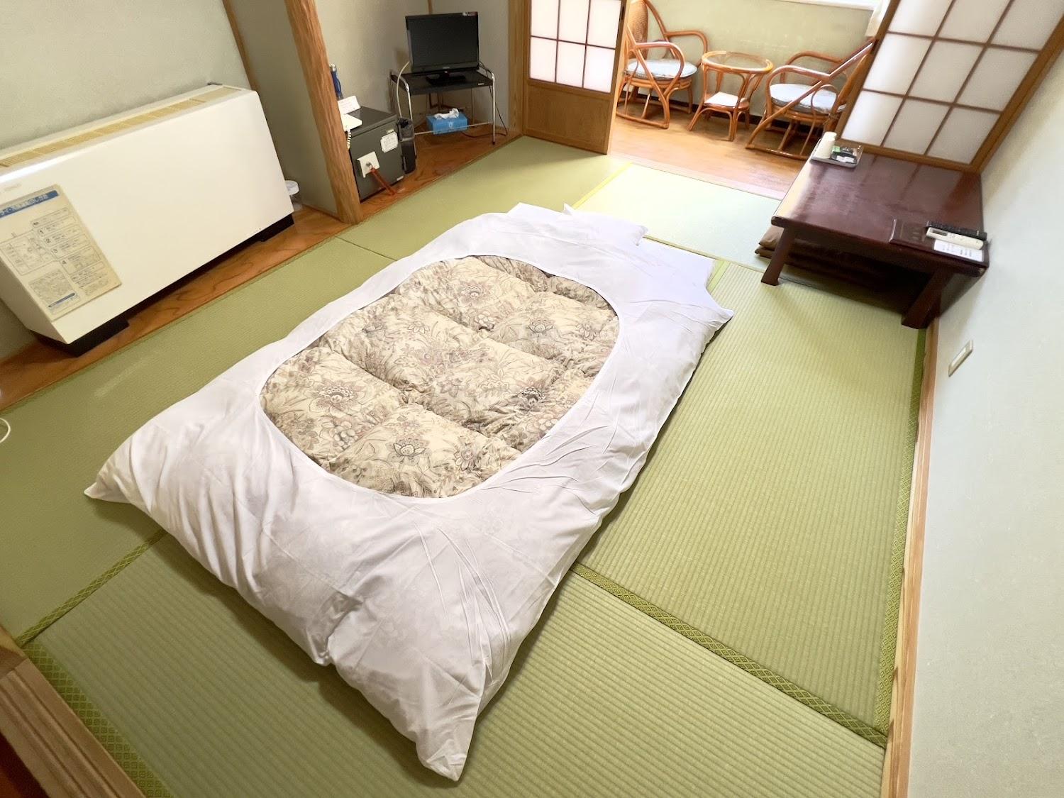 Cover Image for Kokuminshukusha (National lodging facility) Furuiwaya inn