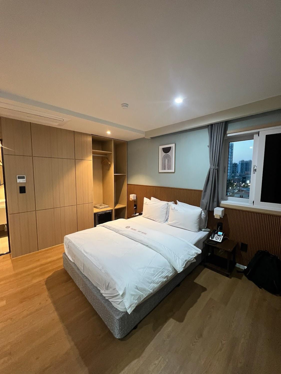 Cover Image for Brown-Dot Hotel