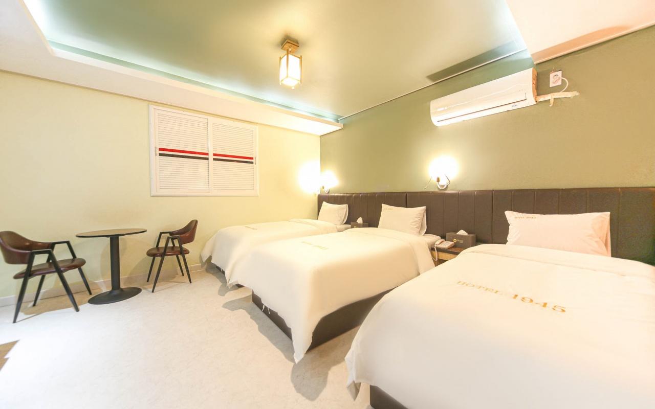 Cover Image for Hotel 1945