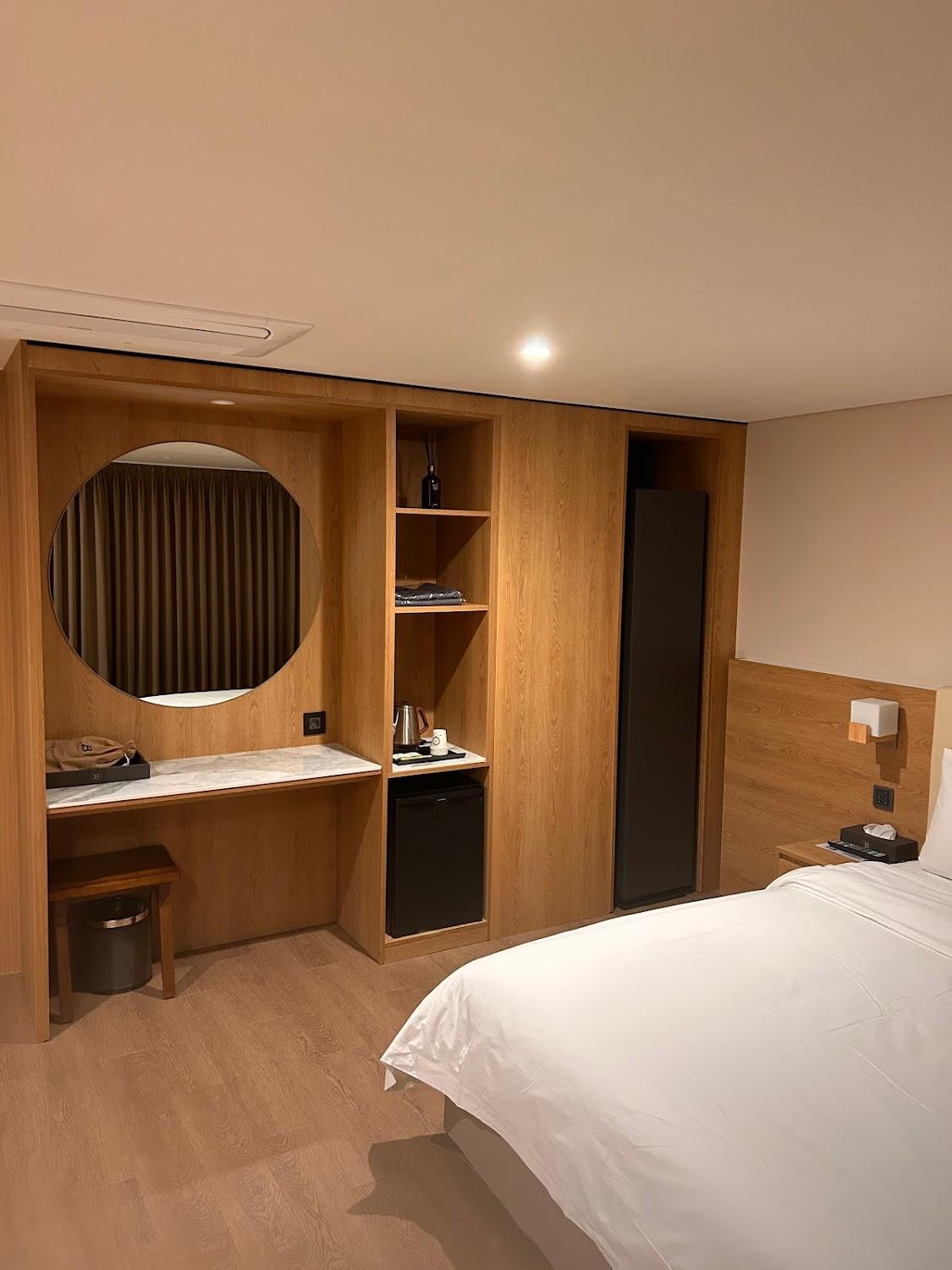 Cover Image for Brown-Dot Hotel