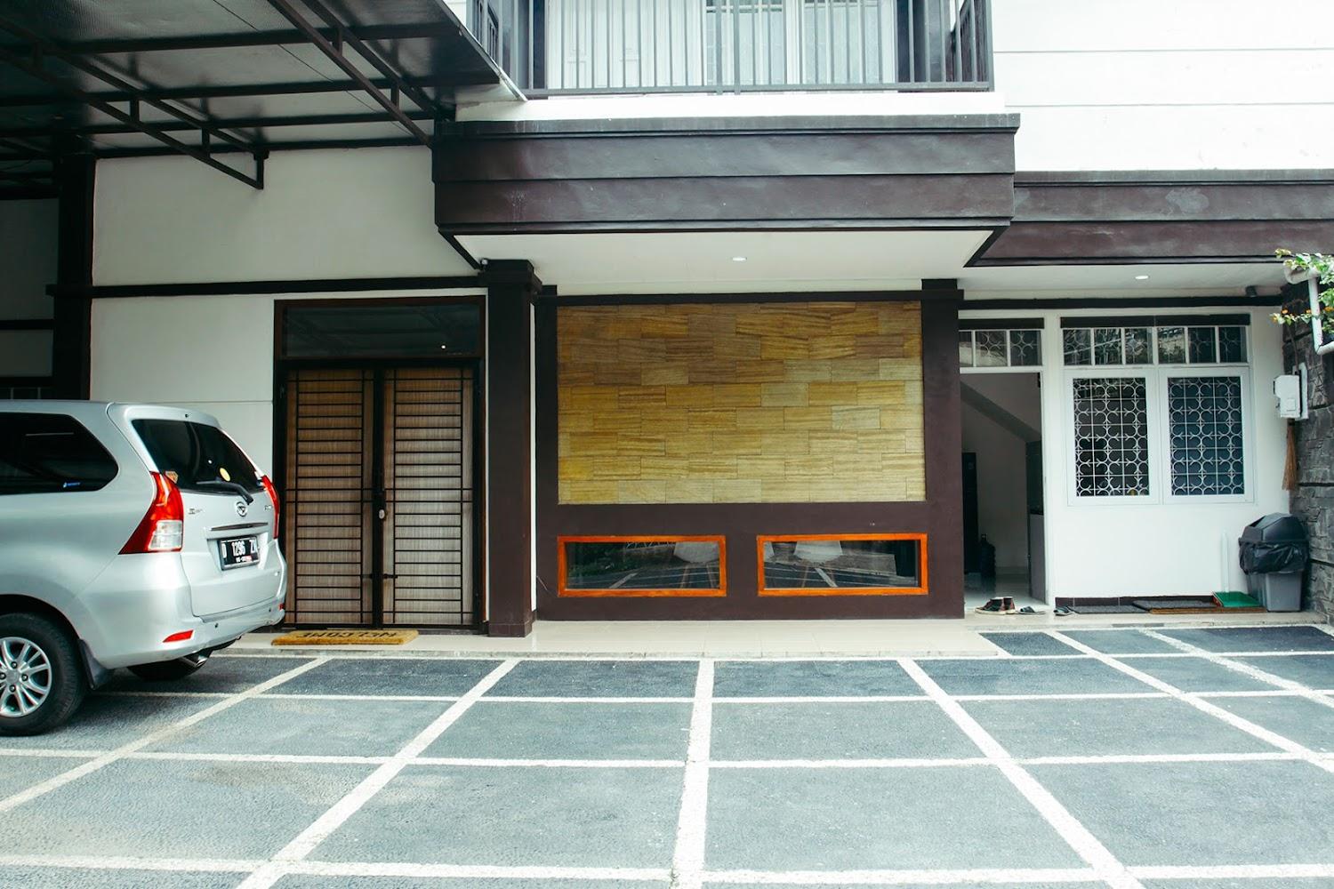 Cover Image for Happy House Bandung
