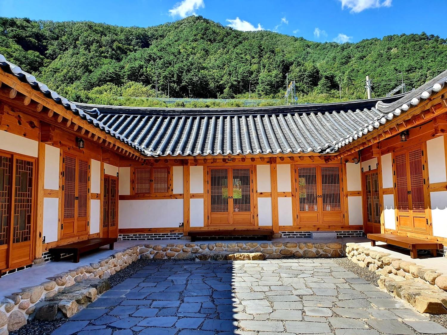 Cover Image for 솟을집 한옥스테이