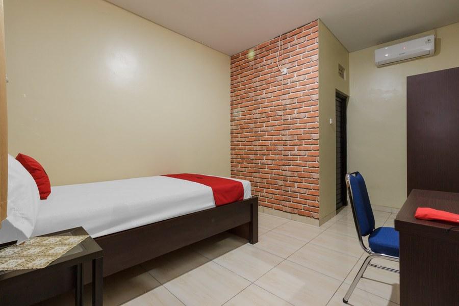 Cover Image for RedDoorz Plus near Pantai Malalayang Manado