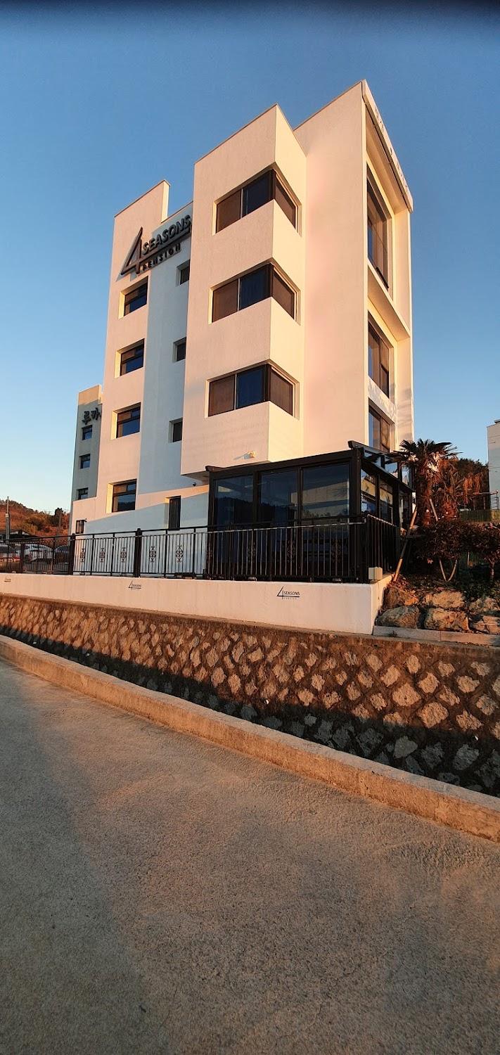 Cover Image for Four Seasons Pension