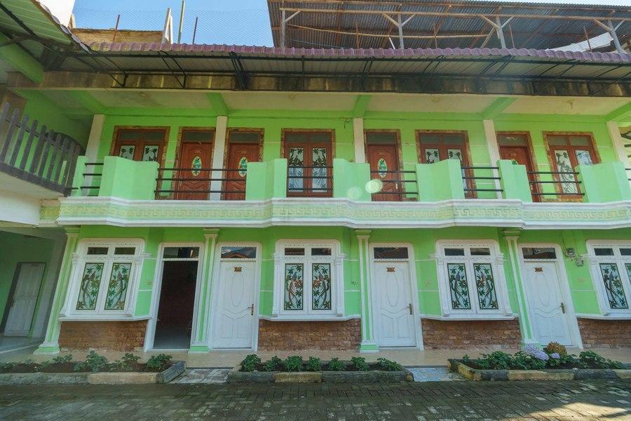 Cover Image for RedDoorz Syariah Hotel Enasti Berastagi