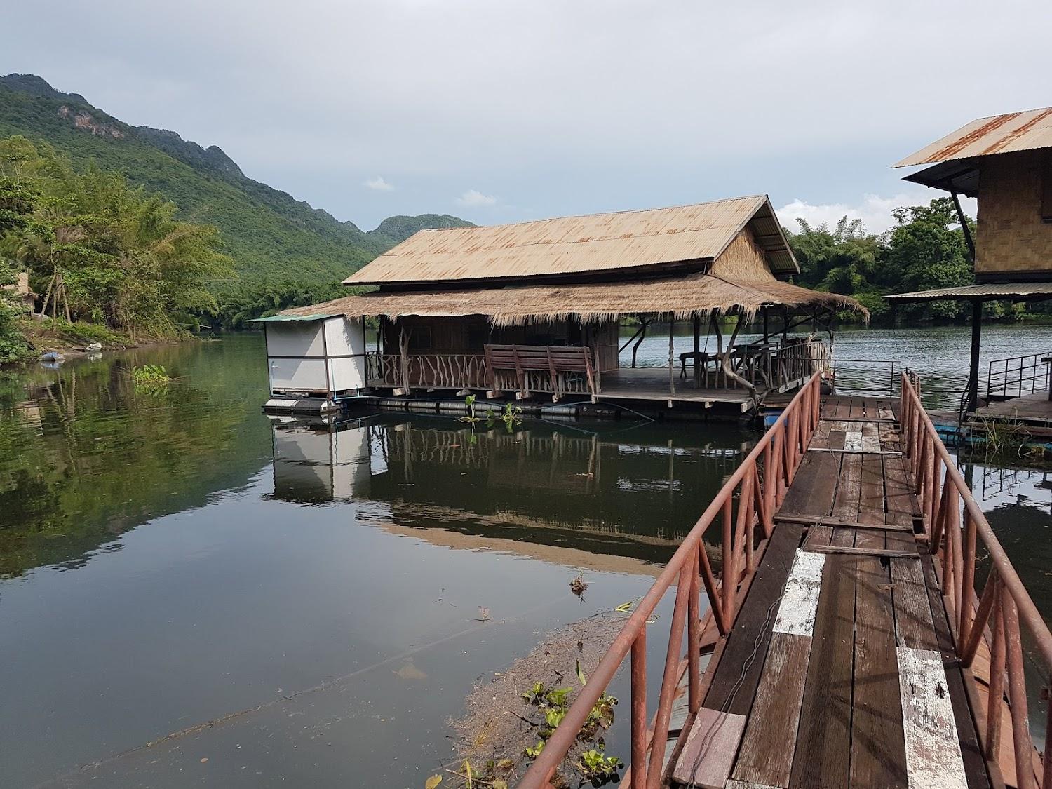 Cover Image for คอสโมรีสอร์ท