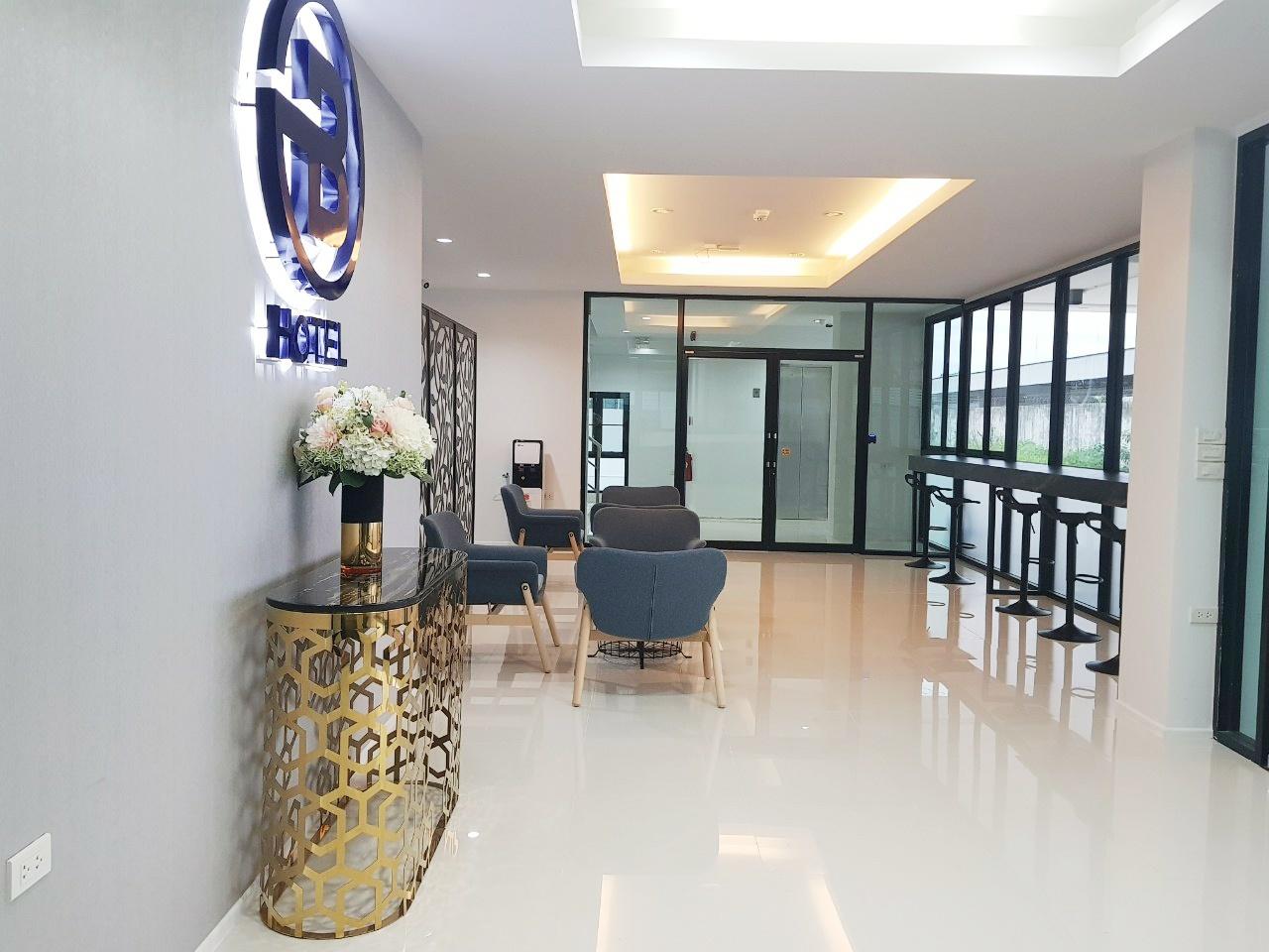 Cover Image for B Hotel
