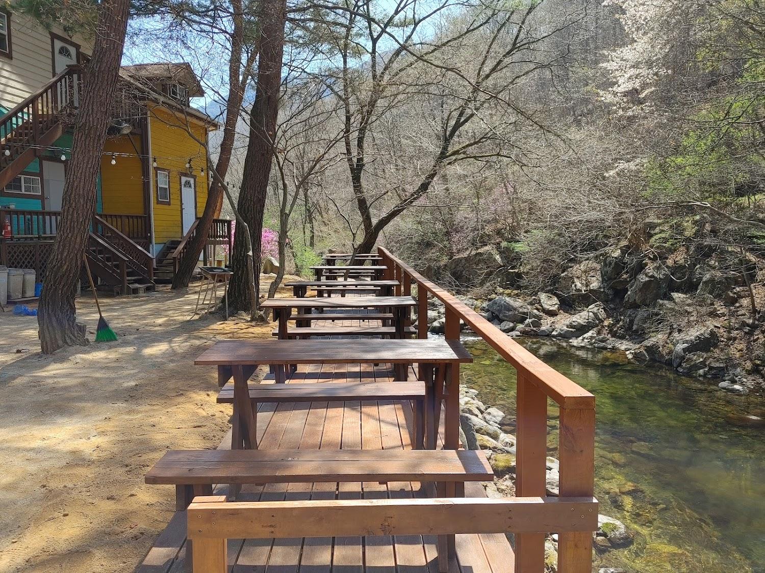 Cover Image for 펜션 산과계곡그리고나
