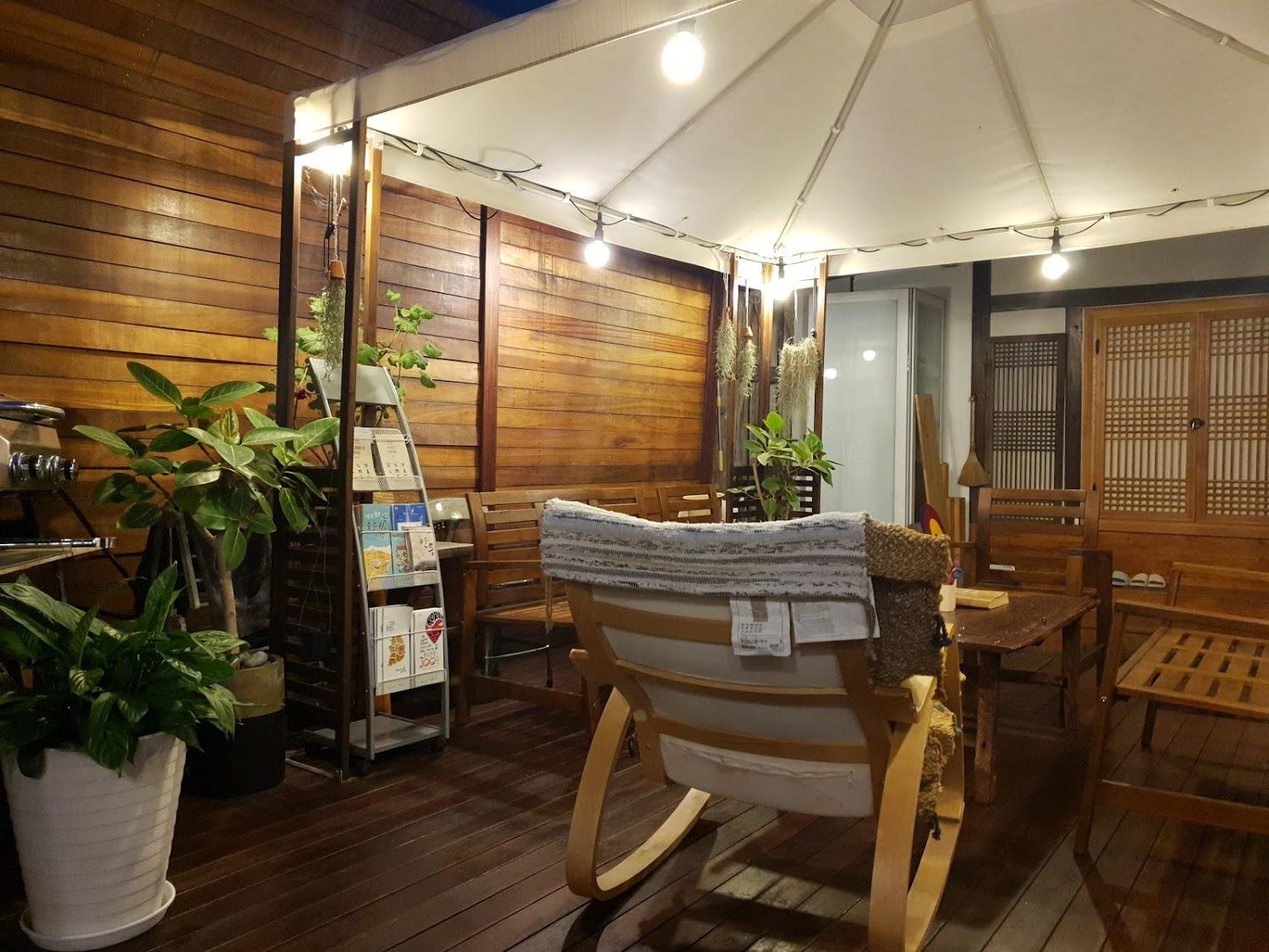 Cover Image for Eoulim House