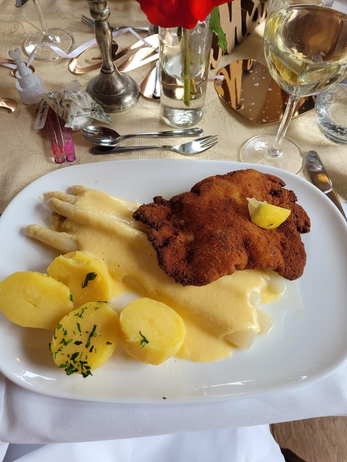 Cover Image for Fliederhof Feierlichkeiten Veranstaltungen Familienrestaurant