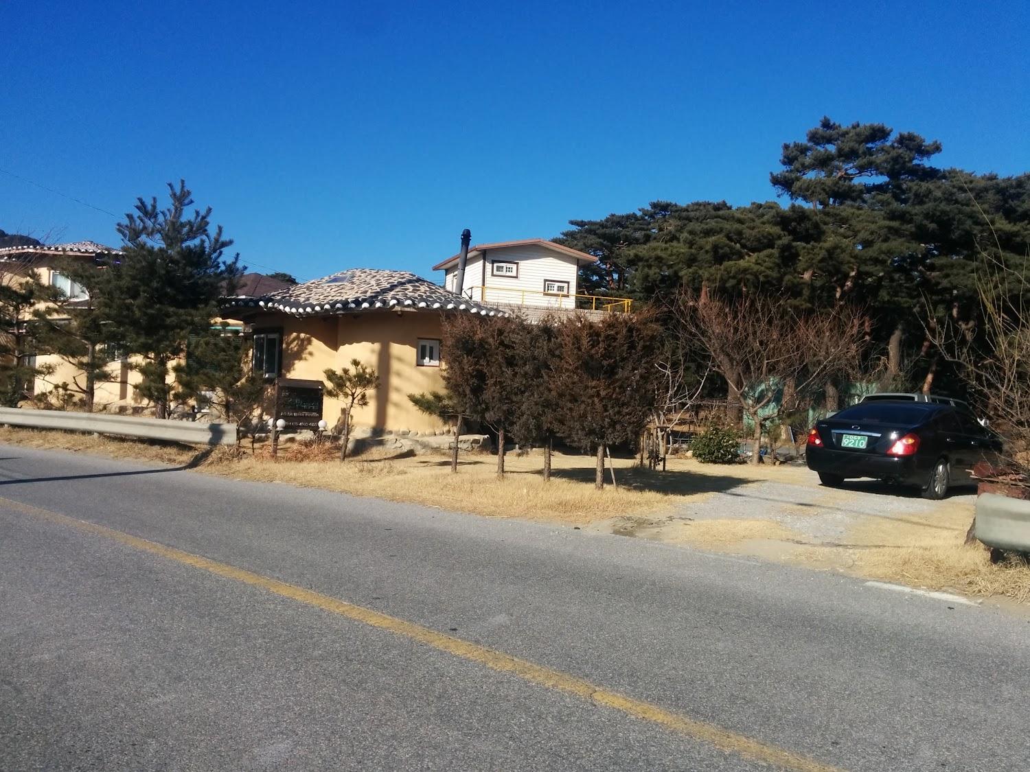 Cover Image for 솔밭흙집