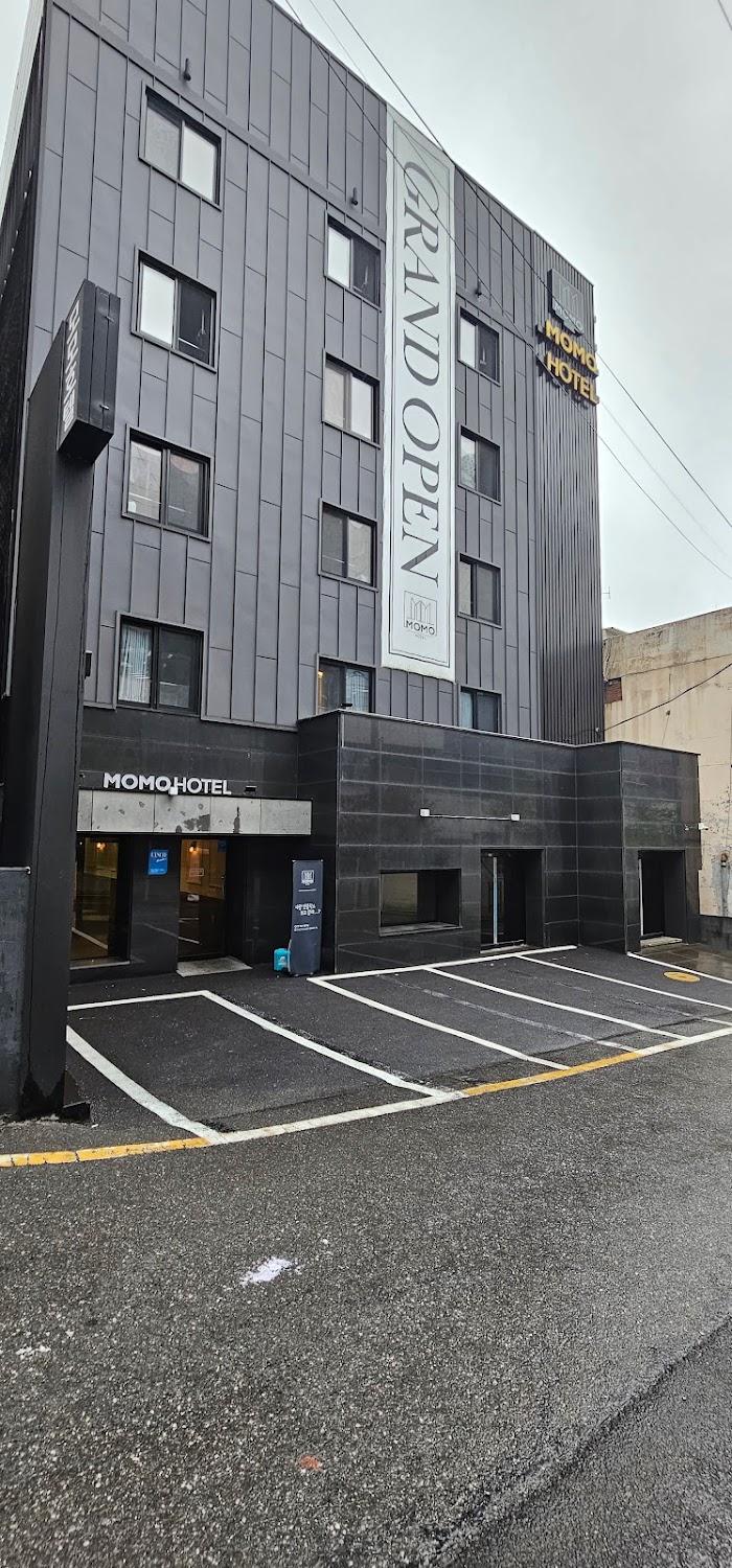 Cover Image for HOTEL MOMO